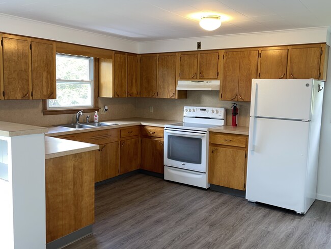 11’5”x13’6” Kitchen w/elec. range and refrig - 2371 NY-17C