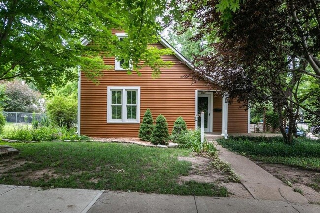 Building Photo - QUAINT COTTAGE IN THE CENTER OF IT ALL!