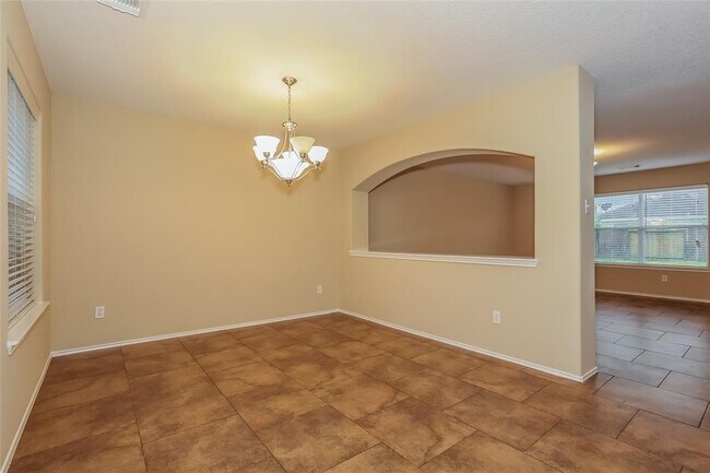 Building Photo - 2122 Pine Croft Dr