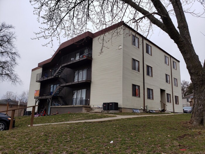 Primary Photo - 146 S Neconi Ave