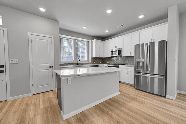 Foto del edificio - $2,495.00, 3 bed,2.5 bath located in Color...