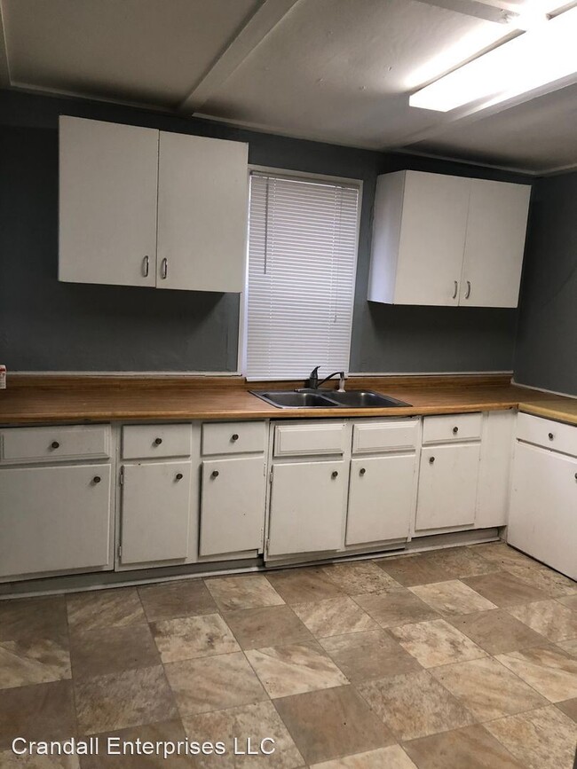 Building Photo - 3 br, 1 bath House - 204 S Elm St.