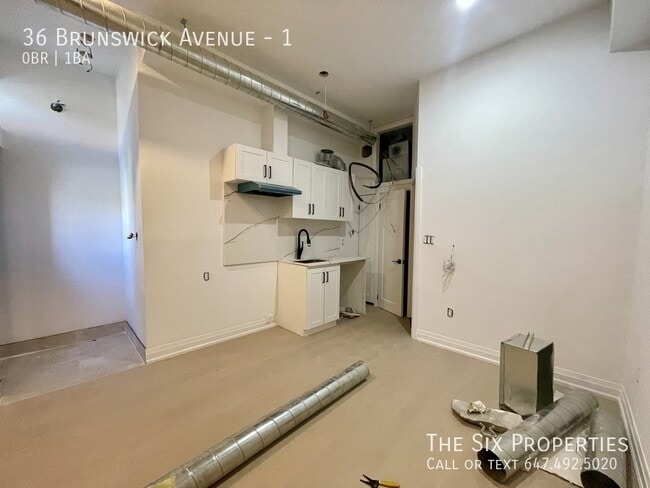 Building Photo - Brand New Bachelor Apartment in the Heart of Downtown