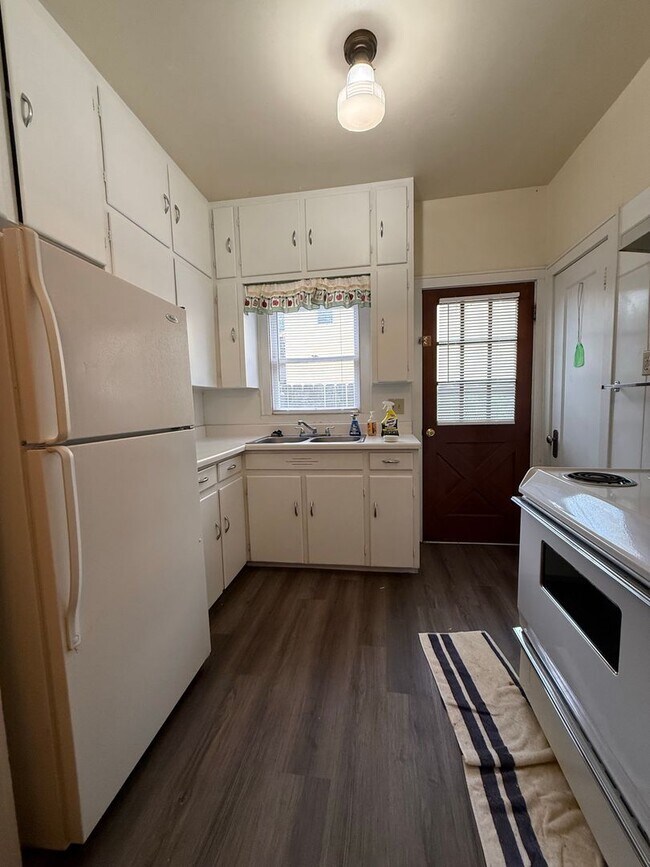 Foto del edificio - Cute and FURNISHED 1 bedroom, 1 bath duplex AVAILABLE NOW!