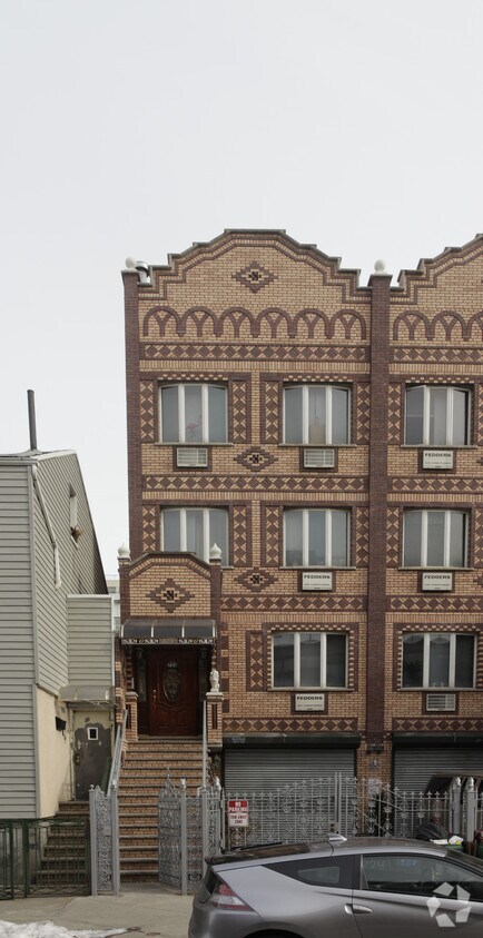 Building Photo - 724 Leonard St