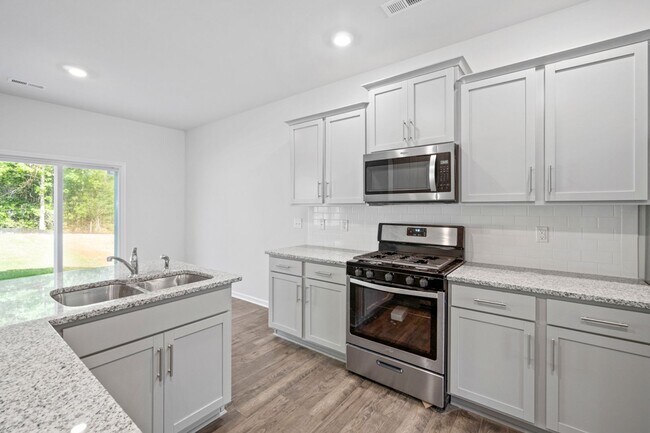Foto del edificio - Brand New 5 Bedroom 3 full baths