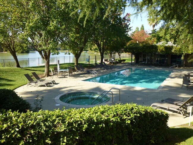 Foto del interior - Lakeshore Apartments - Lake Views!