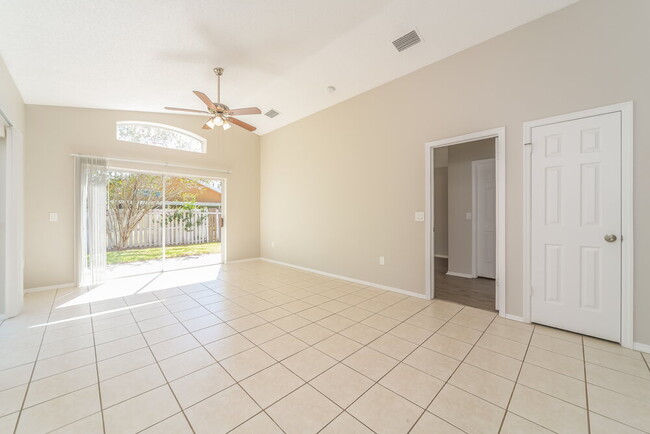 Building Photo - 2603 Spring Hill Dr