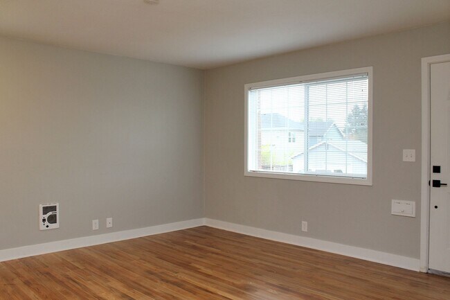 Building Photo - 5533llc01