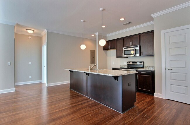 Building Photo - Bright & Stylish 3BR Flat in the Historic District — Gated Parking
