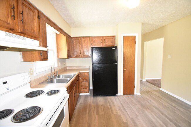 Foto del edificio - 3200 Teakwood Ct