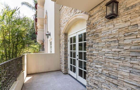 Foto del edificio - 4237 Longridge Ave