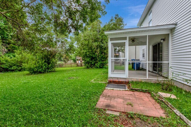 Building Photo - SPACIOUS HOME IN CUL-DE-SAC