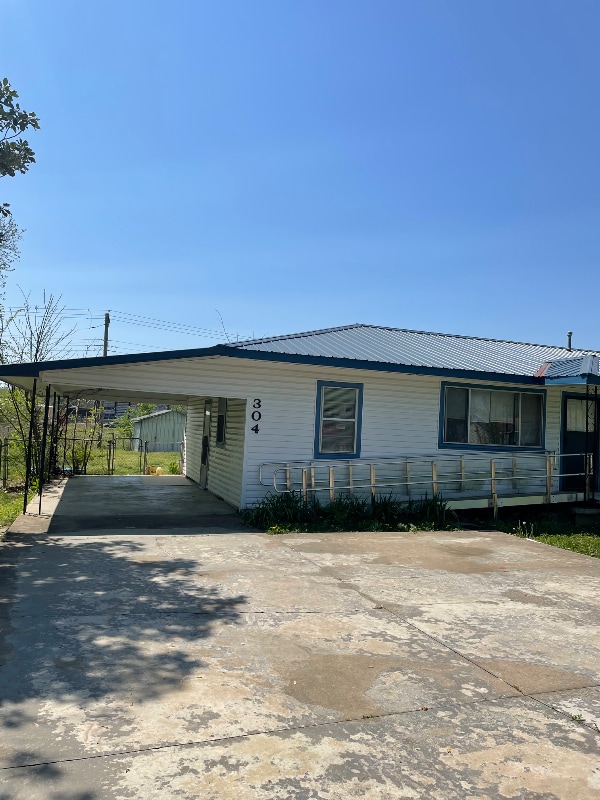 Building Photo - 304 W Denton Ave