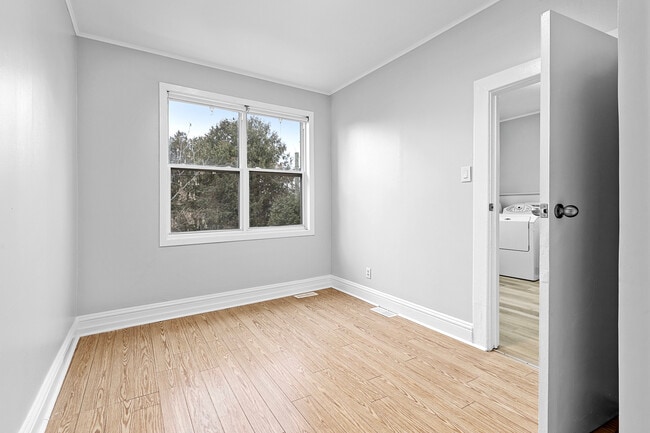 Building Photo - 2 Bed 1 Bath - 238 Notre Dame de Lile