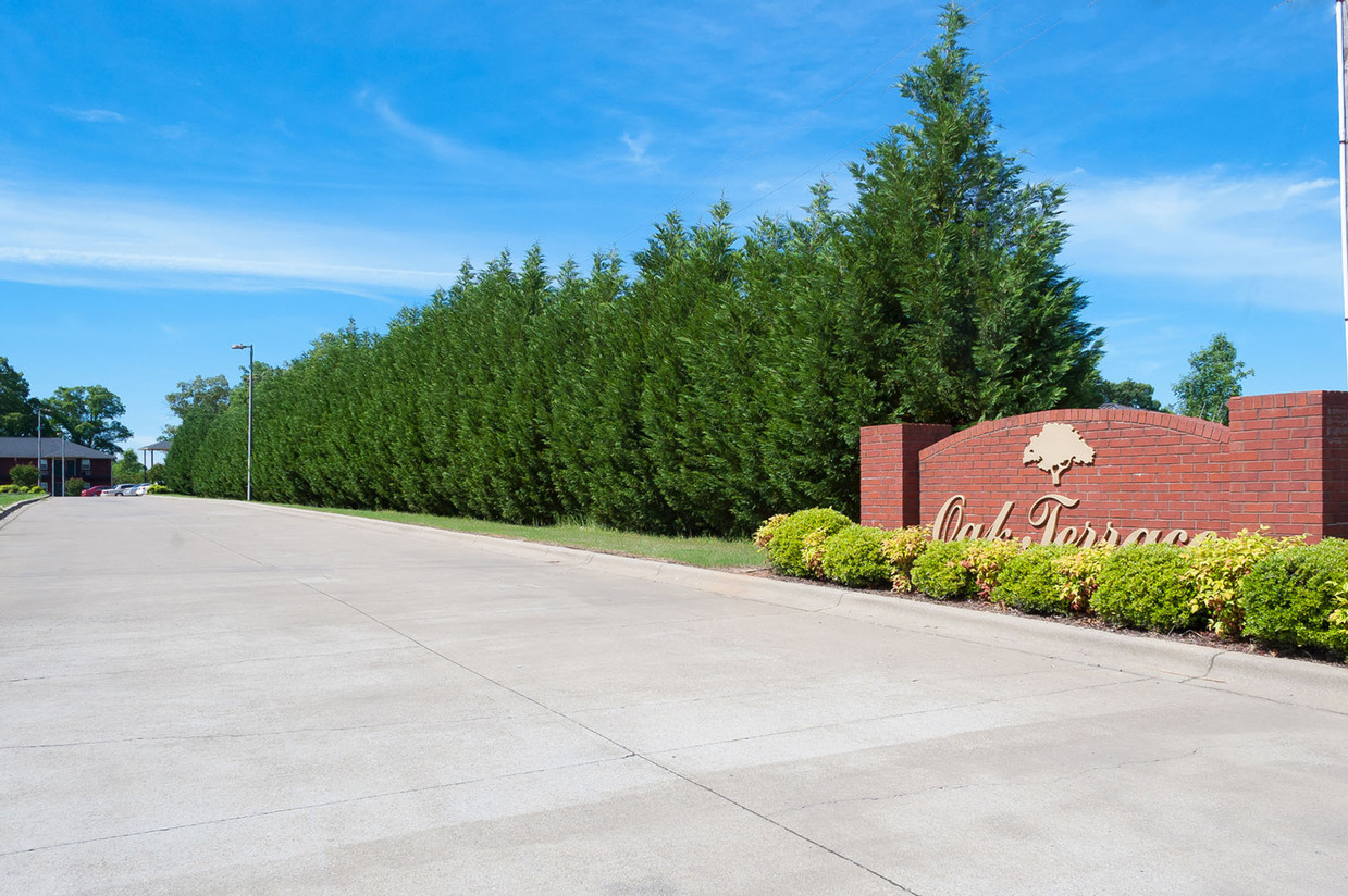 Primary Photo - Oak Terrace Apartments