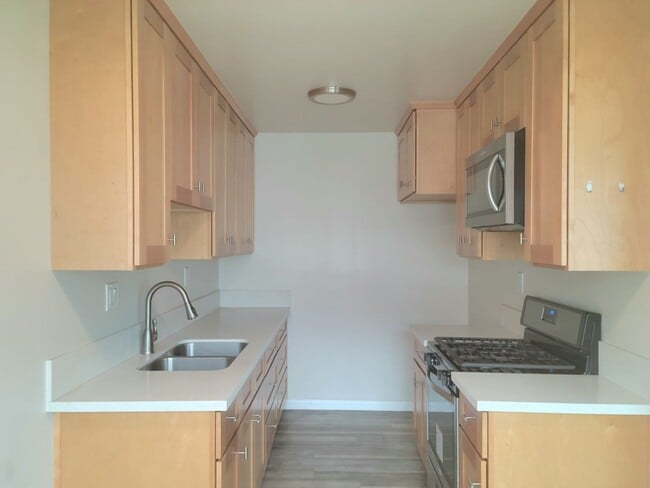 Building Photo - 619 S Grevillea Ave