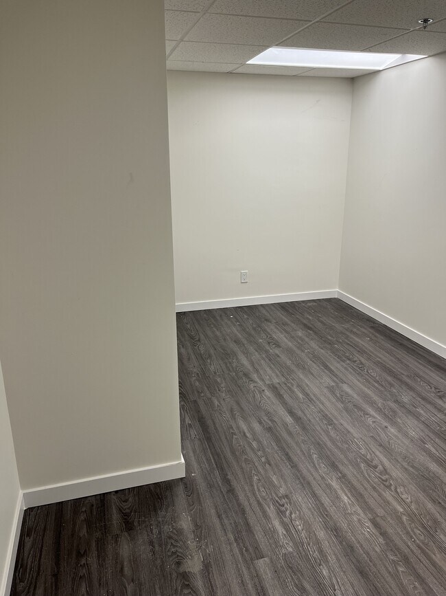 Photo du bâtiment - 10101-10101 101 Ave