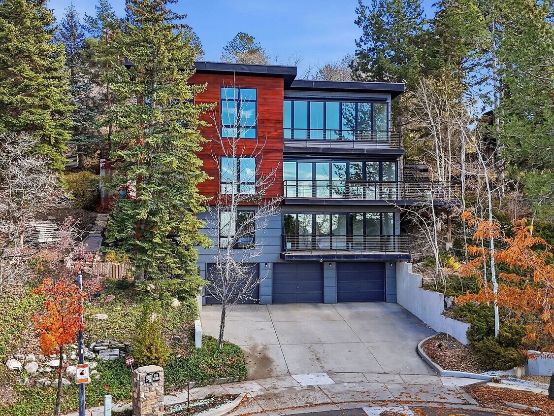 Foto del edificio - "Spacious 5-Bed Gem with 3 Full Baths in Prime Port St. Lucie Location!"