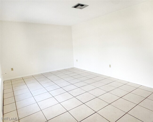 Foto del edificio - 699 110th Ave N