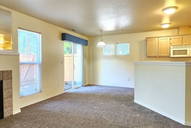 Foto del edificio - 3 Bedroom 2.5 Bath Townhome in Everett