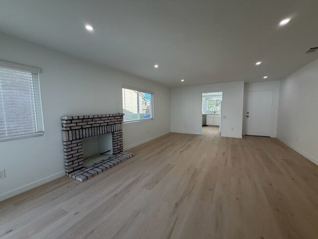 Building Photo - 4783 Mayflower Way