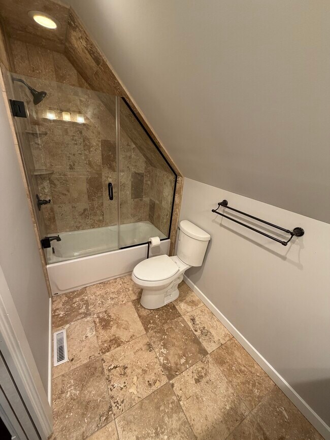 Baño del pasillo - 704 Briarwood Ter