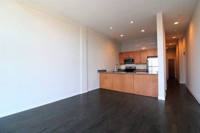 Building Photo - 1540 W Fullerton Ave