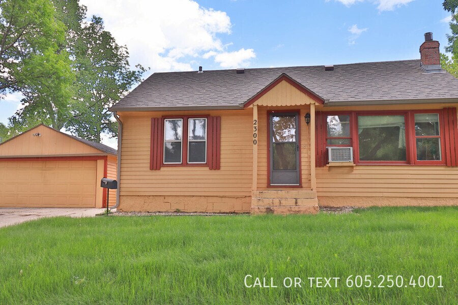 Primary Photo - Wonderful 3 Bed 1.5 Bath House with bonus ...