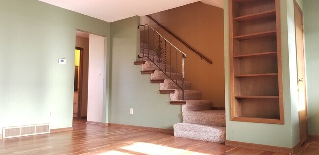Foto del edificio - Beautifully updated two bedroom townhouse, close to the hospital!