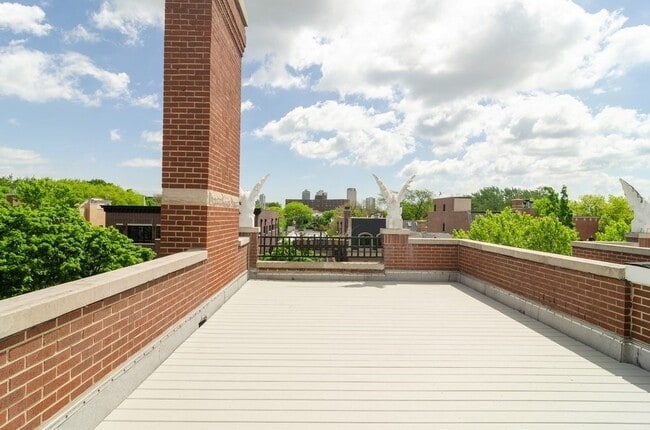 Building Photo - 2642 N Racine Ave