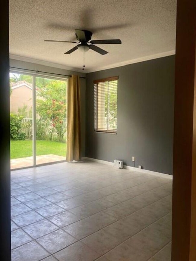 Foto del edificio - 4319 Greenbriar Ln