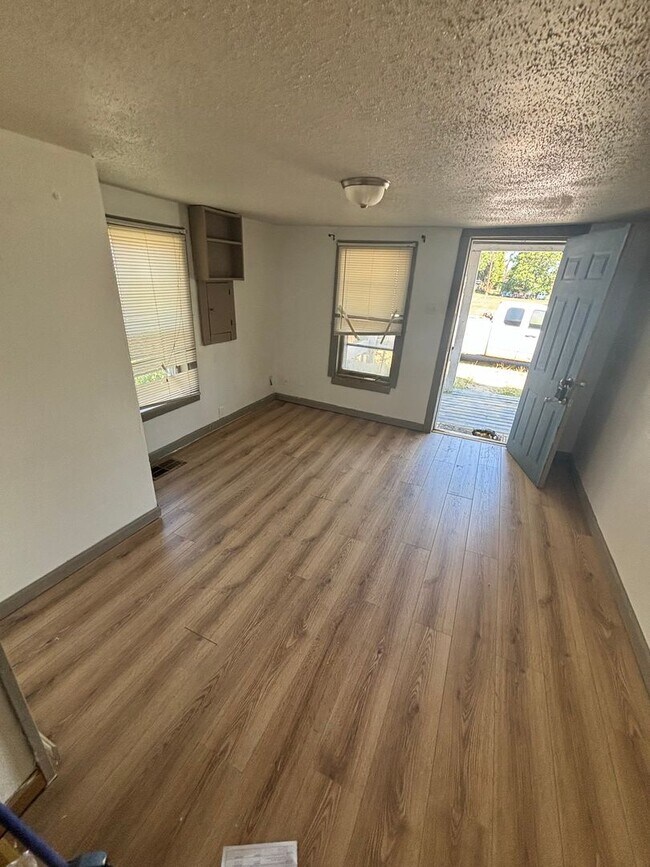 Building Photo - Nice, Clean 2BD/1BA