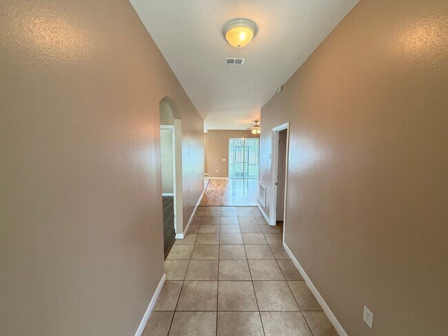 Foto del edificio - 633 Highland Meadows Ave