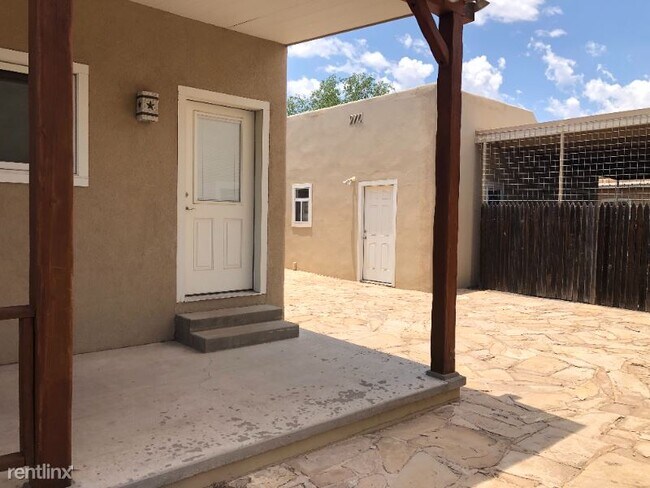 Building Photo - 1 br, 1 bath House - 406 N 4th St