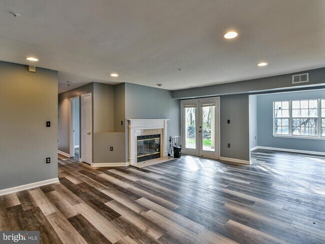 Foto del edificio - 9800 Lake Point Ct