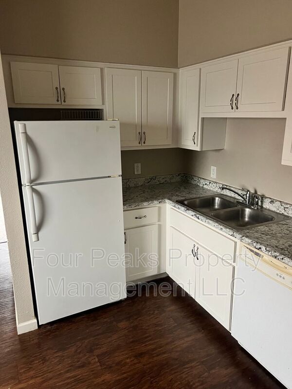 Building Photo - 2813 E Paradise Ln