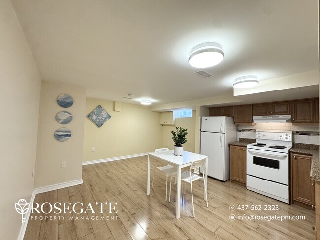 Photo du bâtiment - All-Inclusive Studio Basement Apartment with Internet – York