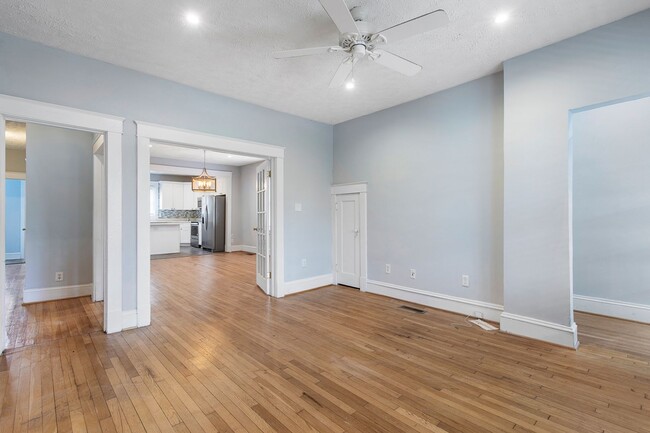 Foto del edificio - Stylish and Spacious: Renovated 5-Bedroom ...