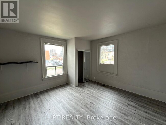 Building Photo - 37 Elizabeth St N