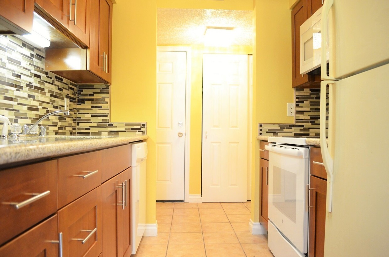 Primary Photo - Cozy 2-Bedroom Condo in Prime Kingsgate Lo...