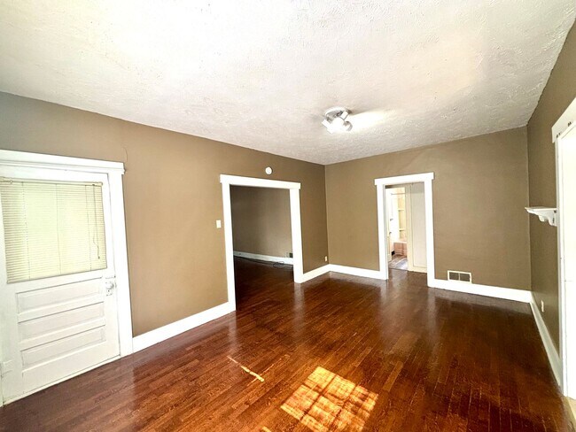 Foto del edificio - Spacious 2-bedroom, 1 bath with a bonus room! Close to KSU Campus!