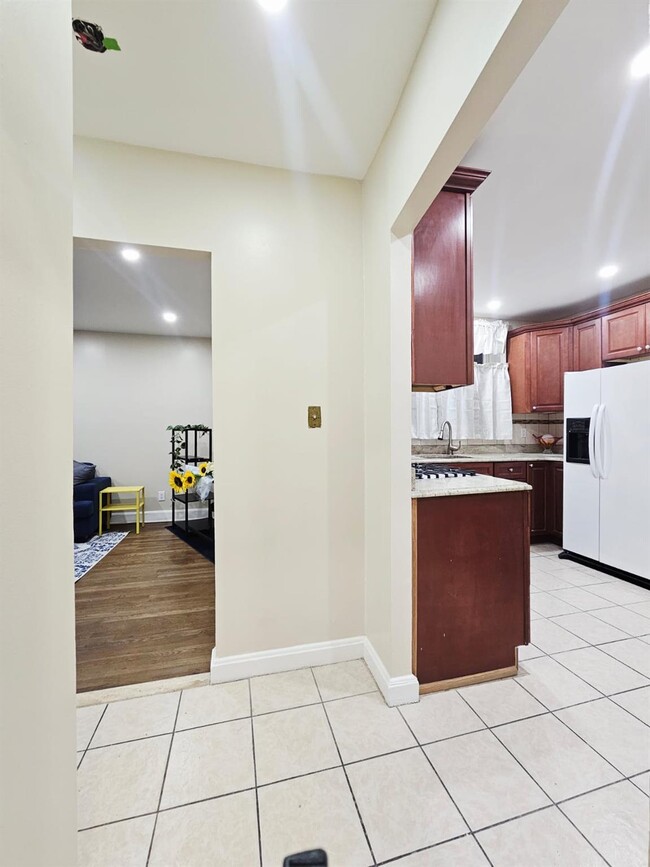 Building Photo - 228 E 89th St