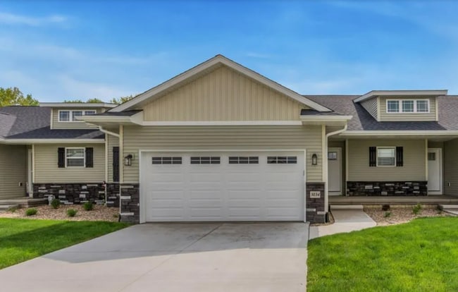 Building Photo - 3034 Sherwood Dr