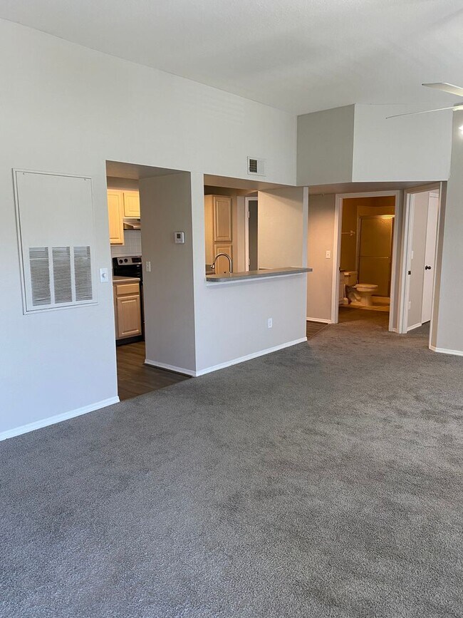 Foto del edificio - Longwood Condo Now Available