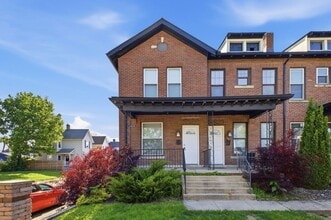 Building Photo - 387 St Clair Ave