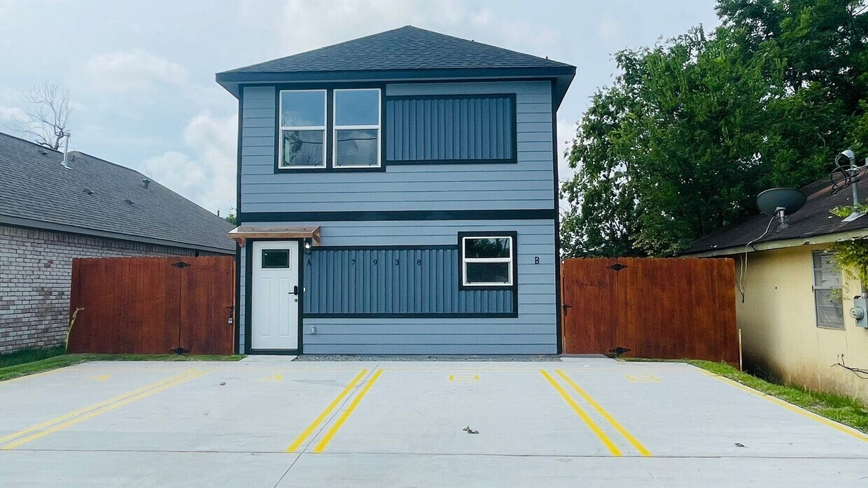 Foto principal - Charming 3 Bed, 2.5 Bath Duplex – Your Ide...