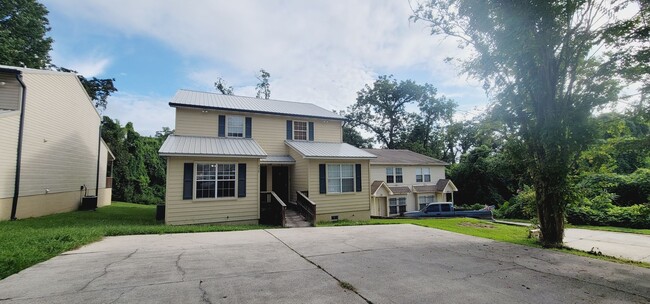 CLOSE TO CAMPUS 3/3 w/ Washer/Dryer, Lawn Maintenance Included, & More! $1950/month Avail startin... - CLOSE TO CAMPUS 3/3 w/ Washer/Dryer, Lawn Maintenance Included, & More! $1950/month Avail startin... House