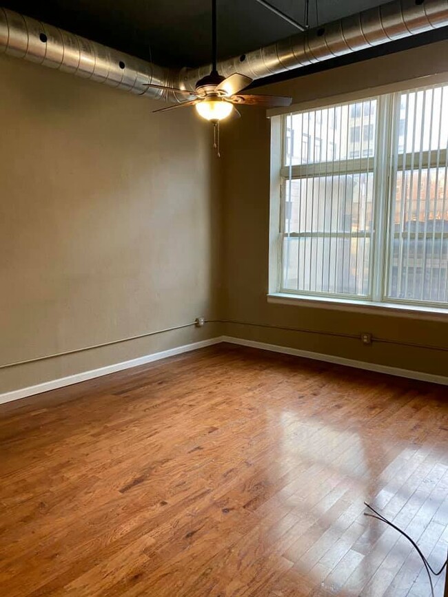Building Photo - 1 BEDROOM APARTMENT IN DOWNTOWN DAVENPORT
