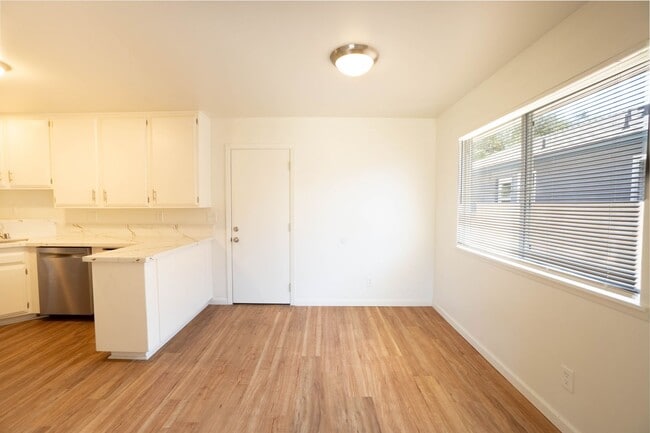 Building Photo - 425 S O Pl